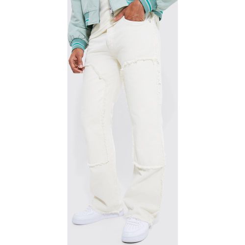 Jeans a zampa extra comodi in denim rigido con pannelli sfilacciati - boohoo - Modalova