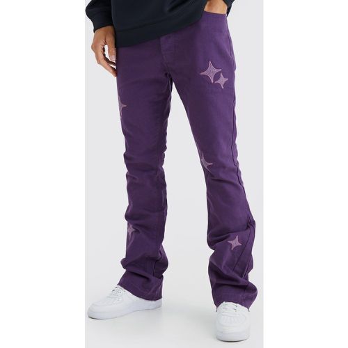 Pantaloni a zampa Tall Slim Fit con applique e vita fissa - boohoo - Modalova