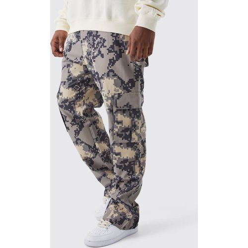 Pantaloni Plus Size a zampa Slim Fit in fantasia militare con inserti in fantasia pixel e vita fissa - boohoo - Modalova
