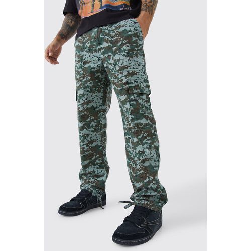 Pantaloni dritti in fantasia militare con laccetti sul fondo - boohoo - Modalova