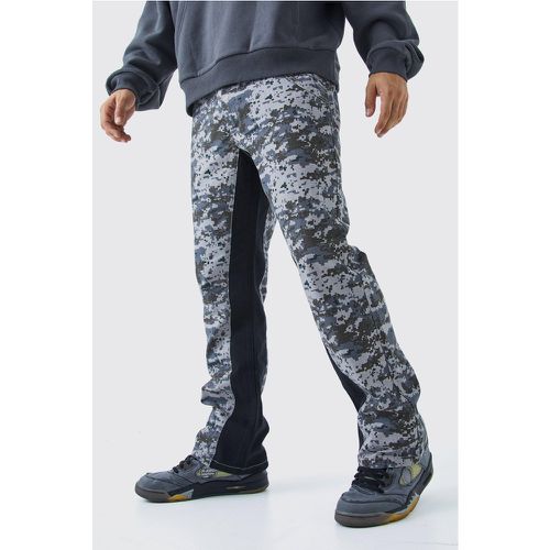 Pantalón De Campana Y Pernera Recta Con Colores En Bloque Y Estampado De Camuflaje - boohoo - Modalova