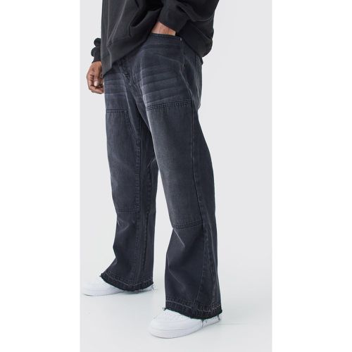 Jeans Plus Size Slim Fit in denim rigido con inserti a zampa - boohoo - Modalova