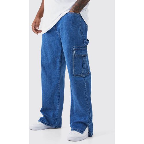 Jeans Plus Size in denim rigido rilassato con spacco sul fondo - boohoo - Modalova