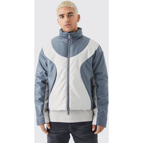 Chaqueta Bomber Recta De Cuero Sintético Con Cuello Alto Y Paneles - boohoo - Modalova