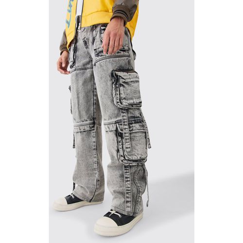 Jeans extra comodi in lavaggio acido in lavaggio acido con tasche Cargo e spalline - boohoo - Modalova