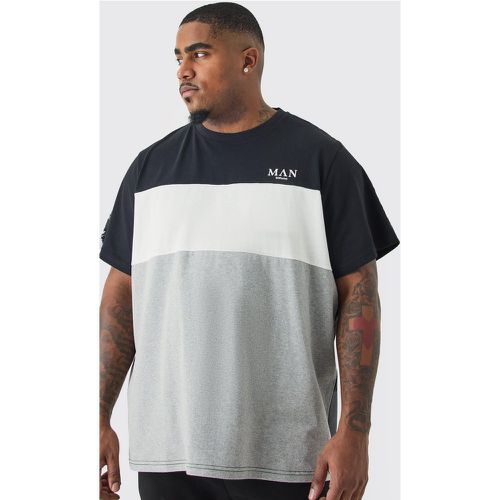 T-shirt Plus Size Man a blocchi di colore con caratteri romani e striscia nera - boohoo - Modalova