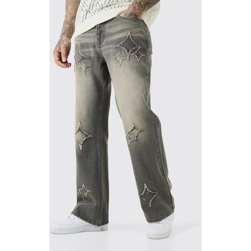 Jeans Tall rilassati a zampa in tessuto rigido con applique e inserti - boohoo - Modalova