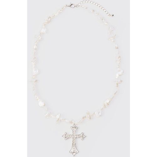Iced Cross Pearl Necklace In Silver - boohoo - Modalova