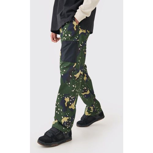 Pantaloni rilassati in twill in fantasia militare con cintura e vita elasticizzata - boohoo - Modalova