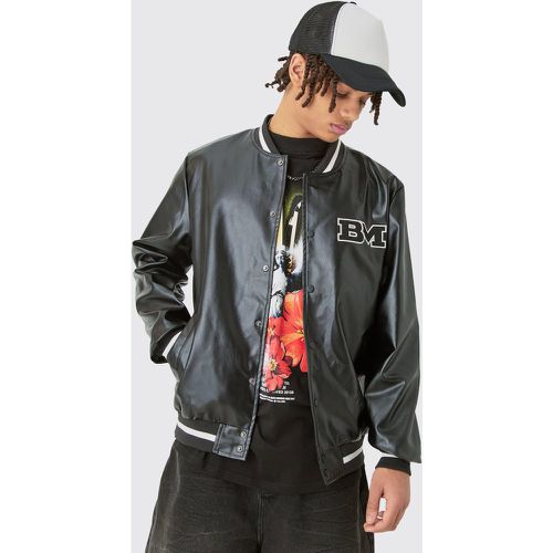 Pu Badge Varsity Jacket In Black - boohoo - Modalova