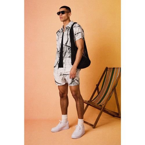 Camicia oversize stile Cargo in viscosa con stampa astratta e pantaloncini - boohoo - Modalova