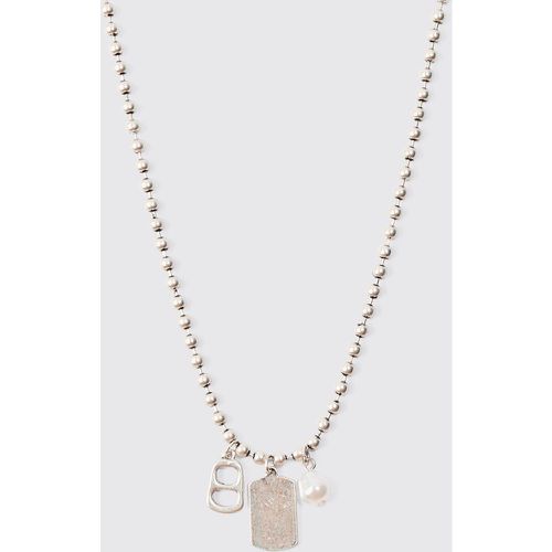 Collana a catena in metallo color argento con perline e piastrina - boohoo - Modalova