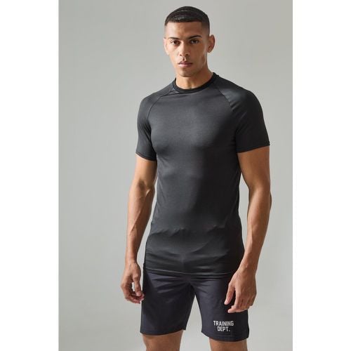 Camiseta Man Active Ligera De Ranglán Ajustada Al Músculo Con Estampado Essentials - boohoo - Modalova