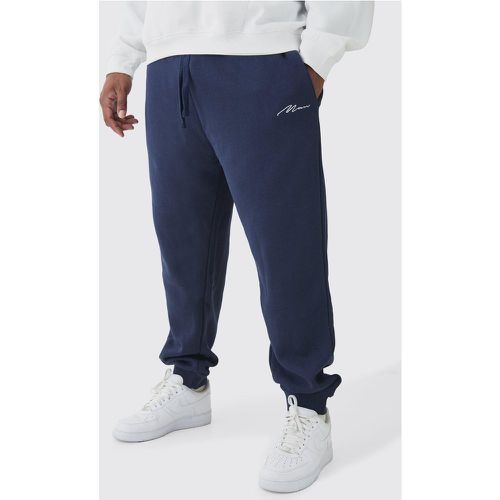 Pantalón Deportivo Plus Con Firma Man En Azul Marino - boohoo - Modalova