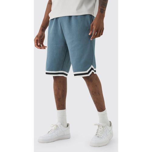 Pantaloncini da basket Tall comodi medi color ardesia - boohoo - Modalova