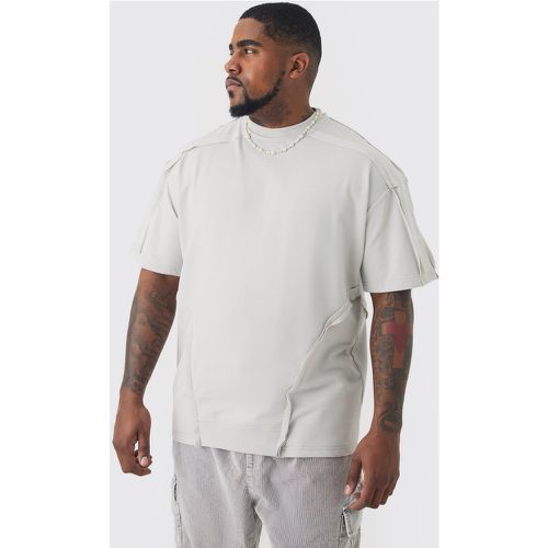 T-shirt Plus Size oversize con girocollo esteso e cuciture a effetto consumato - boohoo - Modalova