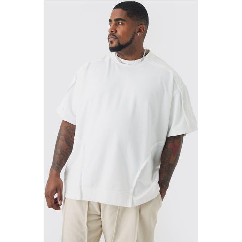 T-shirt Plus Size oversize con girocollo esteso e cuciture a effetto consumato - boohoo - Modalova