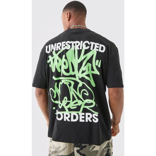 T-shirt oversize con stampa stile Graffiti e girocollo esteso - boohoo - Modalova