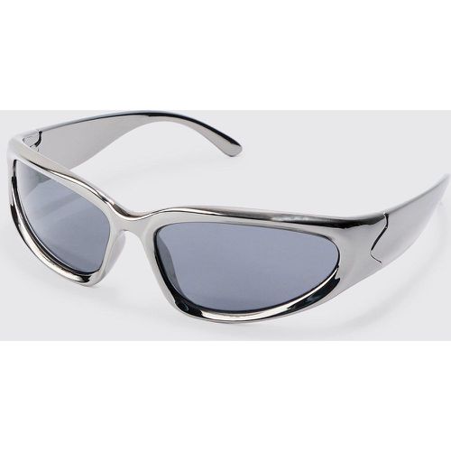Metallic Frame Racer Sunglasses In Charcoal - boohoo - Modalova