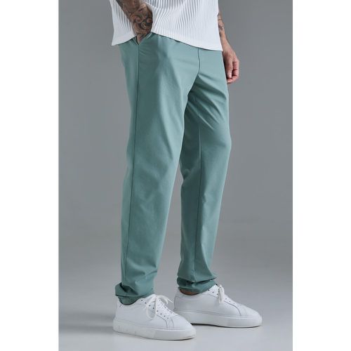 Pantaloni Tall Slim Fit in Stretch tecnico leggero con vita elasticizzata - boohoo - Modalova