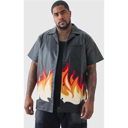 Camicia Plus Size in PU con stampa di fiamme - boohoo - Modalova