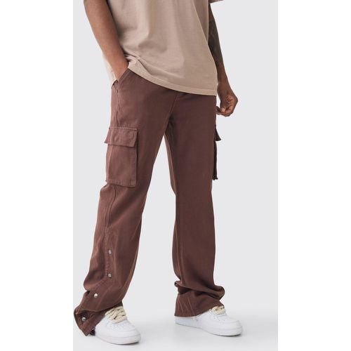 Pantaloni Cargo Tall rilassati color cioccolato a zampa, sovratinti con bottoni a pressione sul fondo - boohoo - Modalova