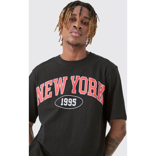 T-shirt Tall con stampa New York stile Varsity - boohoo - Modalova