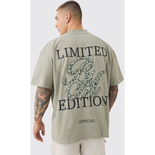 T-shirt oversize pesante leopardata con girocollo esteso e applique - boohoo - Modalova