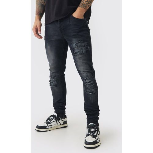 Jeans da Biker Skinny Fit Stretch con strappi & rattoppi e pieghe sul fondo - boohoo - Modalova