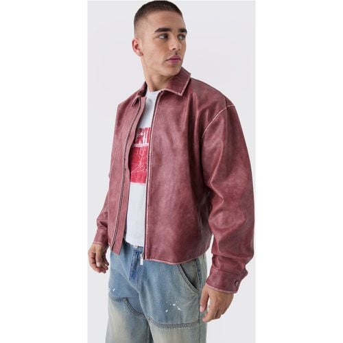 Giacca Harrington squadrata in PU slavato con etichetta Man in bordeaux - boohoo - Modalova