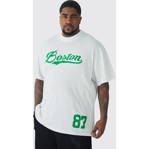 T-shirt Plus Size oversize con stampa Boston stile Varsity - boohoo - Modalova