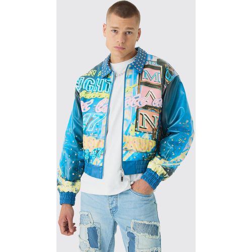 Giacca Bomber squadrata in PU con colletto e stampa di borchie blu - boohoo - Modalova