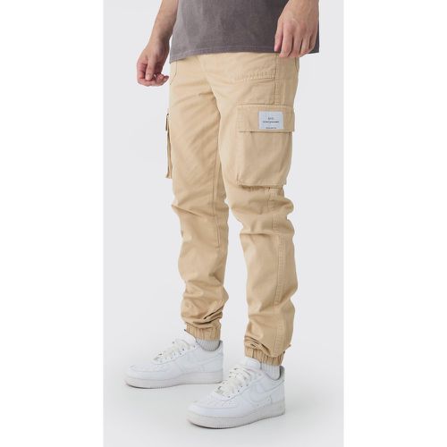 Pantaloni tuta Cargo Tall Slim Fit elasticizzati in vita con logo - boohoo - Modalova