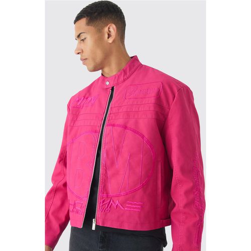 Chaqueta Recta De Cuero Sintético En Relieve Con Estampado De Motociclismo En Rosa - boohoo - Modalova