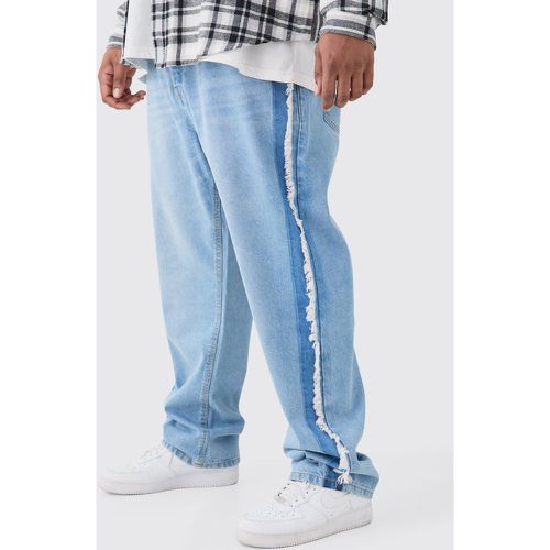 Jeans dritti Plus Size con fondo sfilacciato - boohoo - Modalova