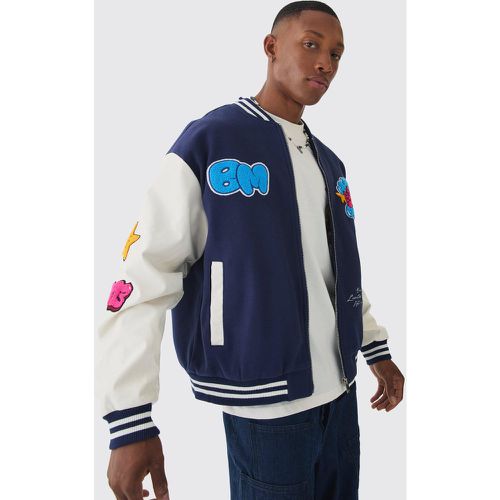 Giacca squadrata Homme stile Varsity blu con stemmi - boohoo - Modalova