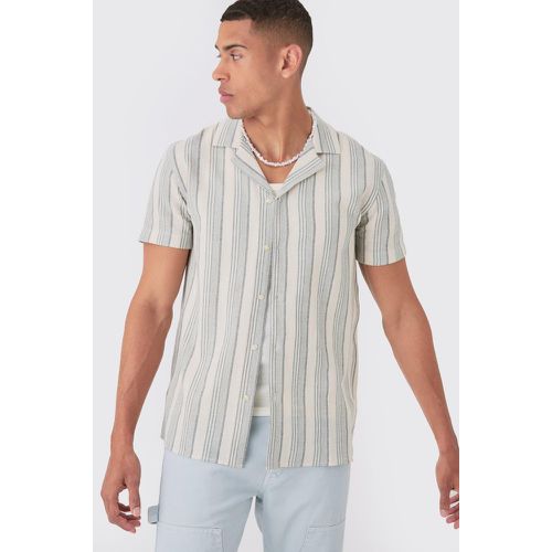 Camicia a maniche corte con trama a righe tono su tono - boohoo - Modalova