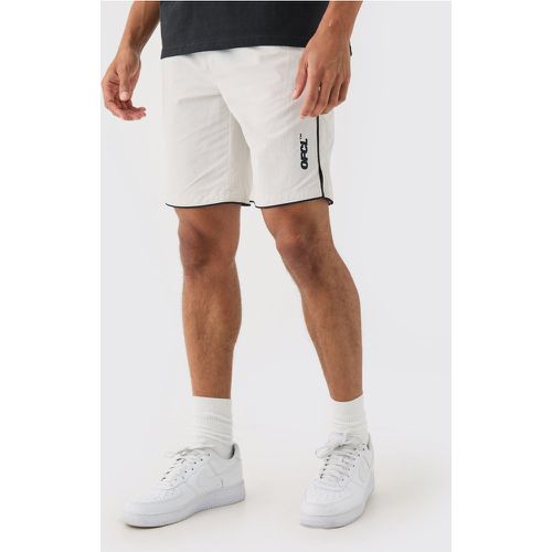 Teflon Piped Runner Short, Cream - boohoo - Modalova