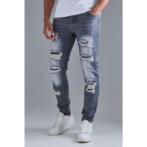 Jeans Skinny Fit grigi strappati con pieghe sul fondo e smagliature - boohoo - Modalova