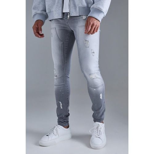 Jeans Skinny Fit in Stretch grigi con pieghe sul fondo, strappi e zip sul fondo - boohoo - Modalova