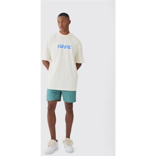 Set T-shirt oversize con grafica Homme e girocollo esteso & costume a pantaloncino - boohoo - Modalova