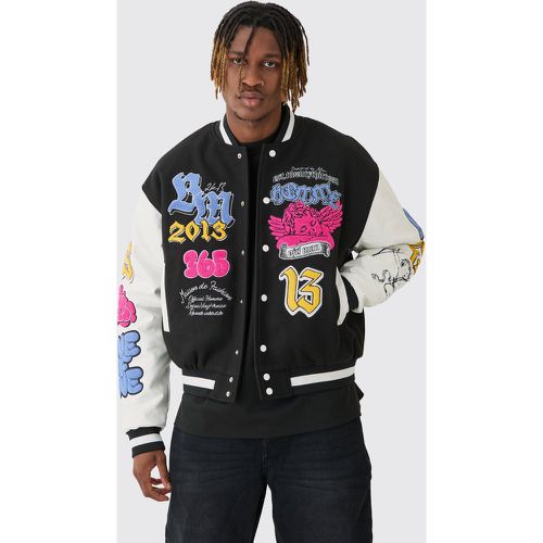 Giacca squadrata Tall Homme nera con stemmi stile Varsity e maniche in PU - boohoo - Modalova