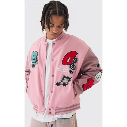 Giacca squadrata rosa con stemmi Ofcl stile Varsity - boohoo - Modalova