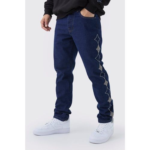 Jeans Slim Fit in denim rigido decorato con stelle - boohoo - Modalova