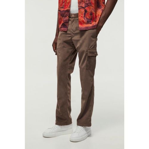 Pantaloni Cargo a zampa Slim Fit in scamosciato con vita fissa - boohoo - Modalova