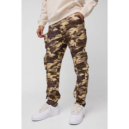 Pantaloni Cargo a vita fissa Slim Fit in twill sfumato in fantasia militare con tasche Cargo in 3D - boohoo - Modalova