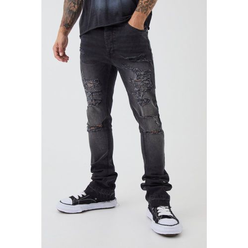 Jeans a zampa Skinny Fit Stretch con strappi e pieghe sul fondo - boohoo - Modalova