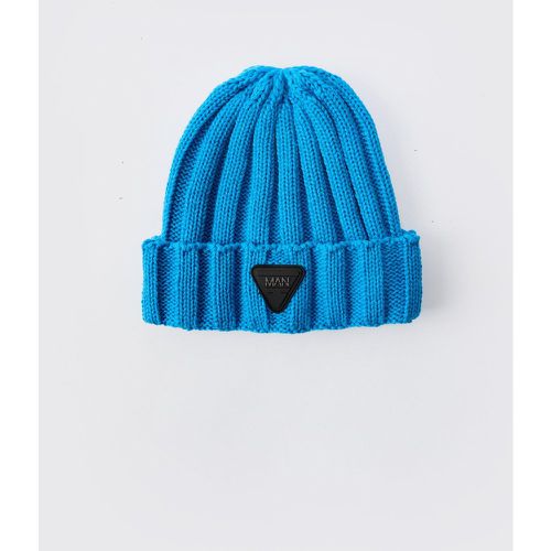 Berretto Beanie in maglia spessa con logo in gomma - boohoo - Modalova