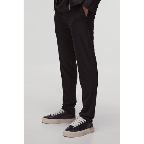 Pantaloni Homme Slim Fit in Stretch tecnico con vita fissa - boohoo - Modalova