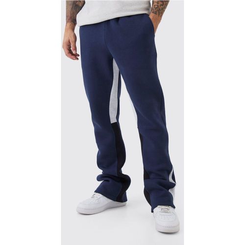 Pantaloni tuta a zampa Slim Fit con inserti e pieghe sul fondo - boohoo - Modalova